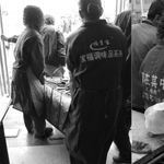 齐心协力抬黄瓜，过路比较狭窄。